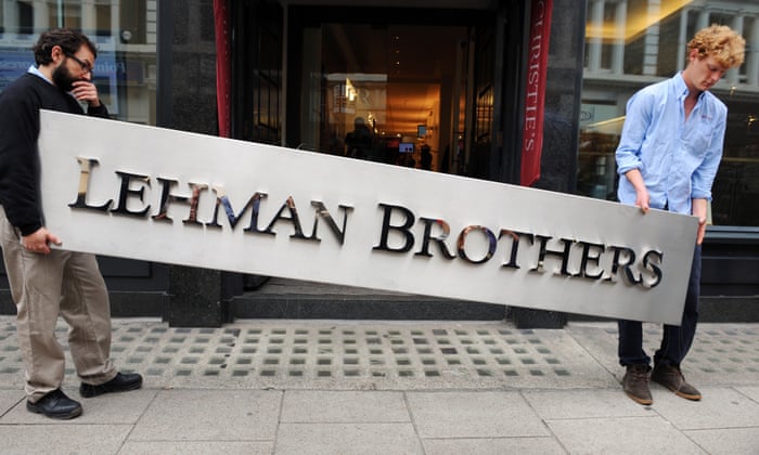 Грузчики несут снятую вывеску Lehman Brothers