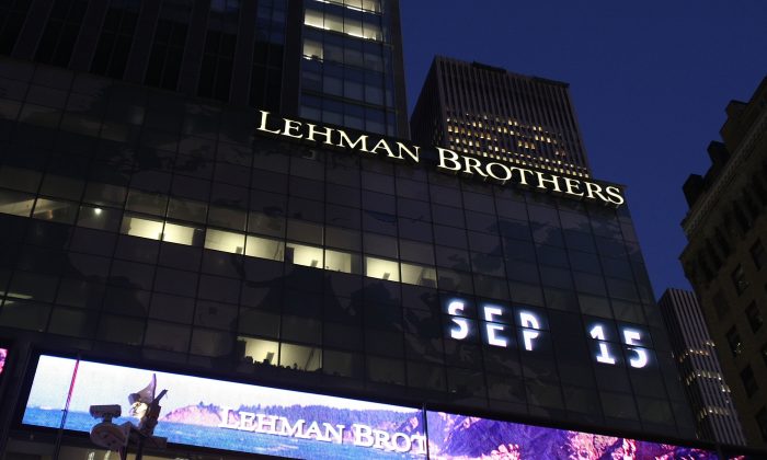 Фасад центрального офиса Lehman Brothers в день банкротства