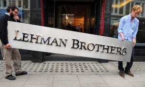Демонтаж вывески Lehman Brothers
